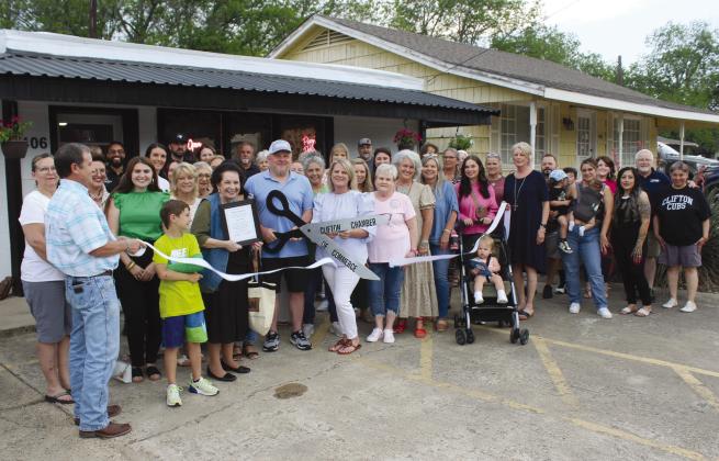 Pippy’s Petals was welcomed to the business community last Thursday, April 18, by the Clifton Chamber of Commerce with a ribbon cutting at its new shop on Highway 6 in Clifton. Nathan Diebenow | The Clifton Record